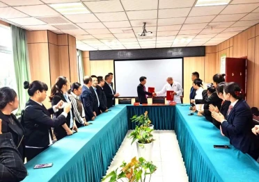 건강 및 건강 그룹 따뜻한 물리 치료 장치가 Ren Ai 병원에 합류하여 척추 건강을 위한 새로운 방어선 구축